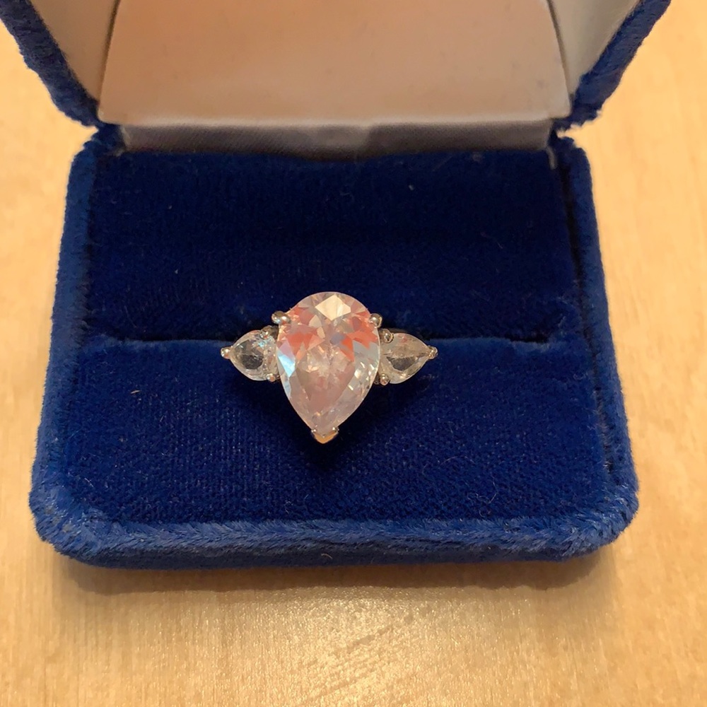 Stunning Faceted Pear-Shape Rhinestone Ring - Picture 2 of 9